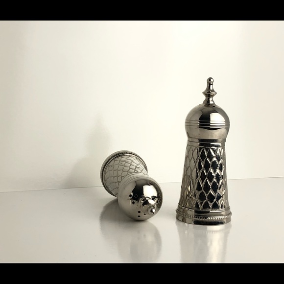 vintage salt and pepper shakers Metal Silver Tower - Picture 4 of 6